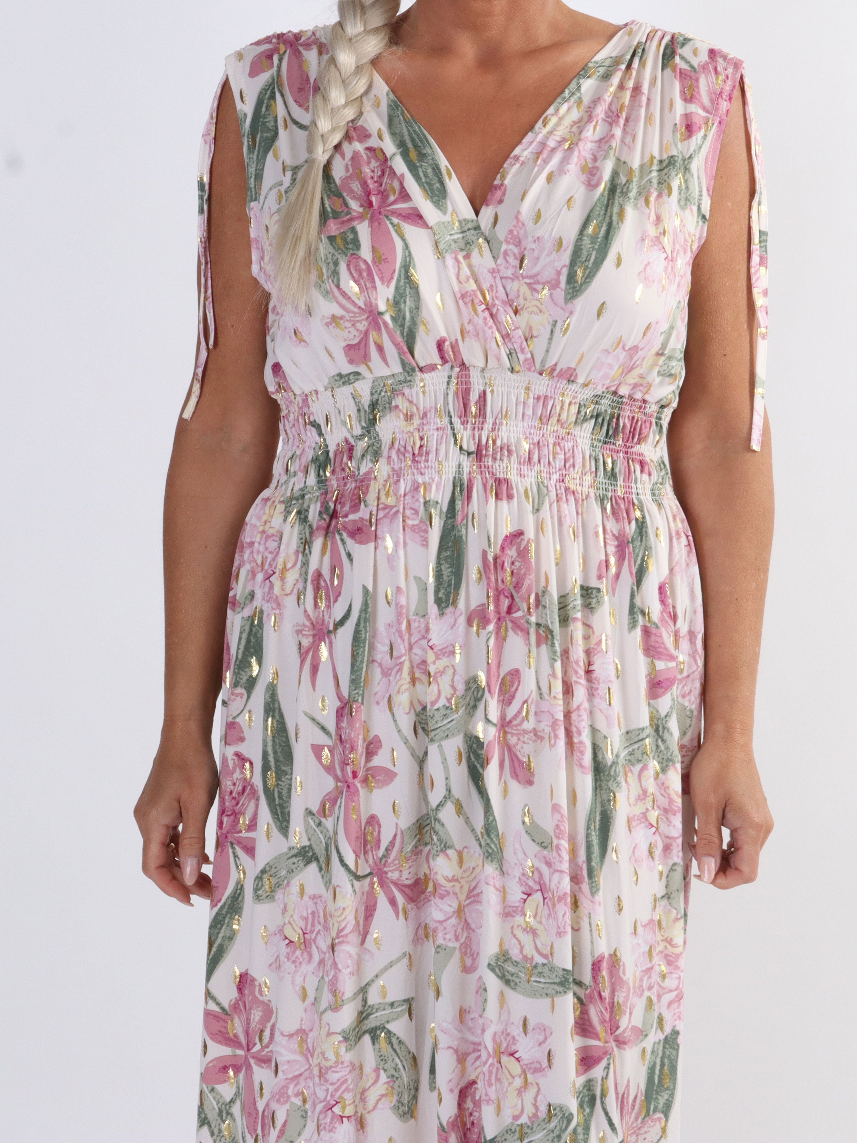 Pams Flower Sleeveless - Lang blomstret plus size kjole i krølfrit stof